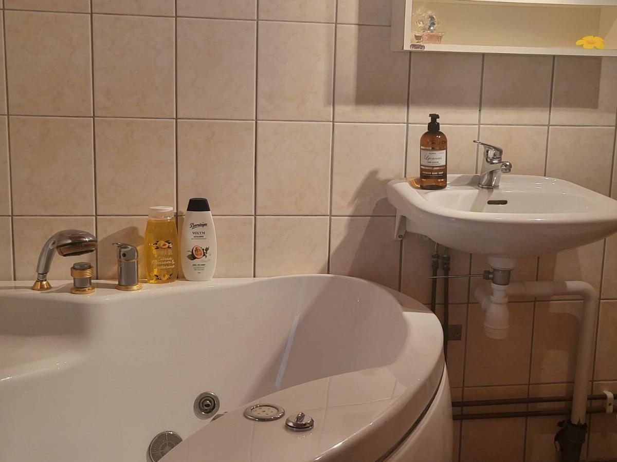 Minihus Med Stor Traedgardstomt Naera Golf Och Hav Vila Trosa Exterior foto