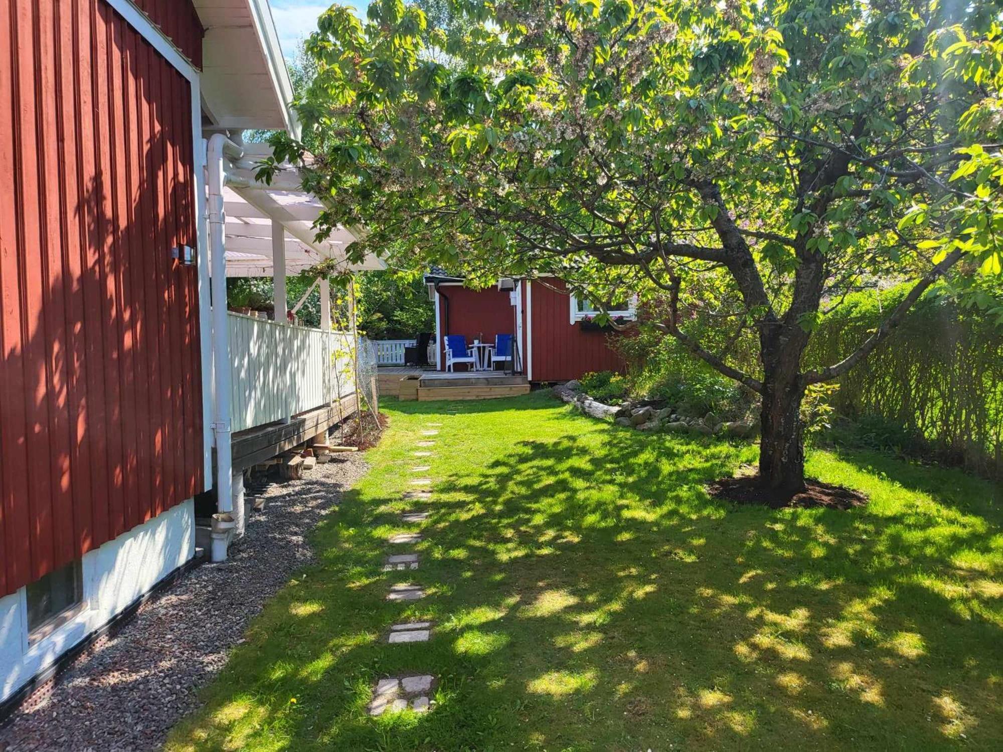 Minihus Med Stor Traedgardstomt Naera Golf Och Hav Vila Trosa Exterior foto